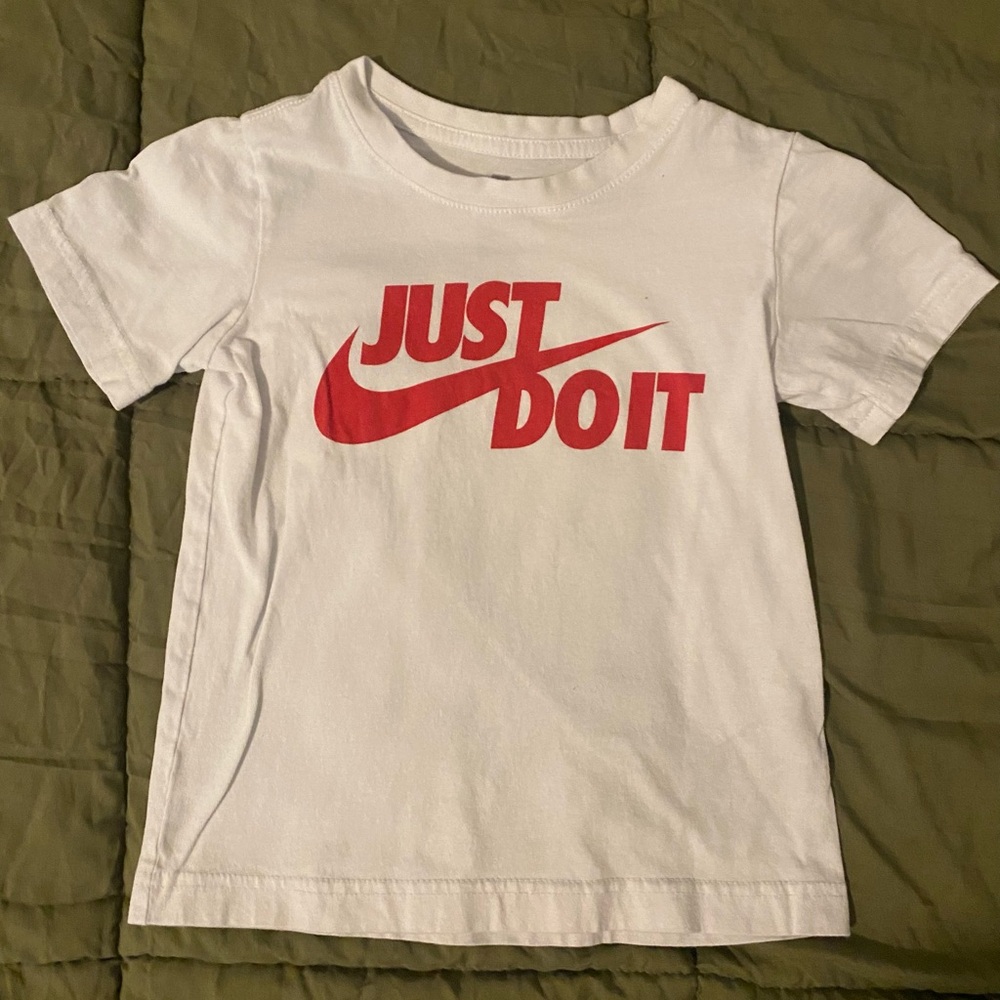 Nike| White Tee Shirt, Boys Size Small